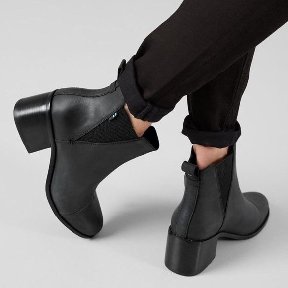 NWT TOMS Esme Black Leather Chelsea Slip-On Booties Size 7 - Picture 1 of 16